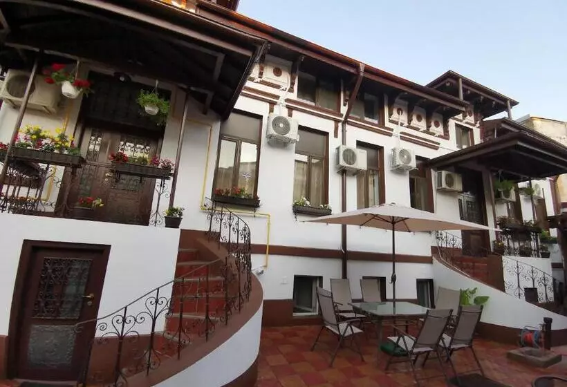 Joe Hostel