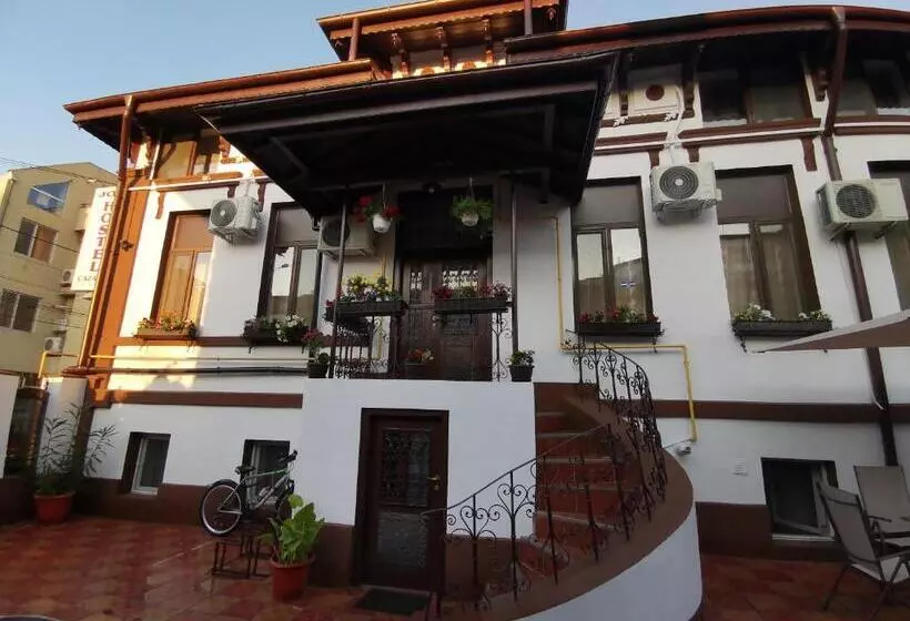 Joe Hostel