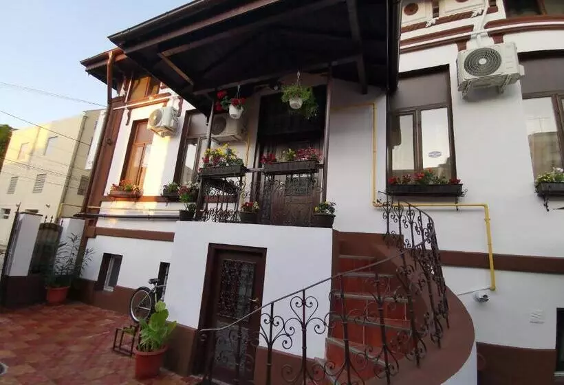 Joe Hostel
