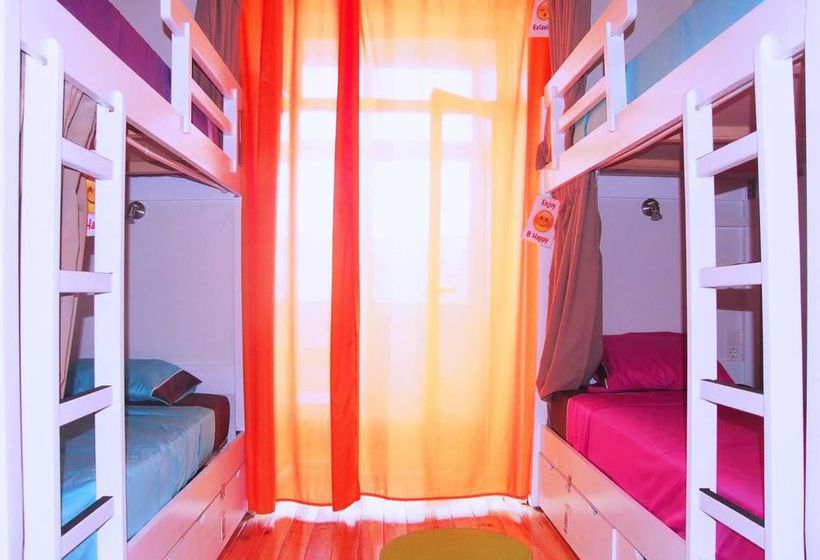 Fly To Lisbon Hostel