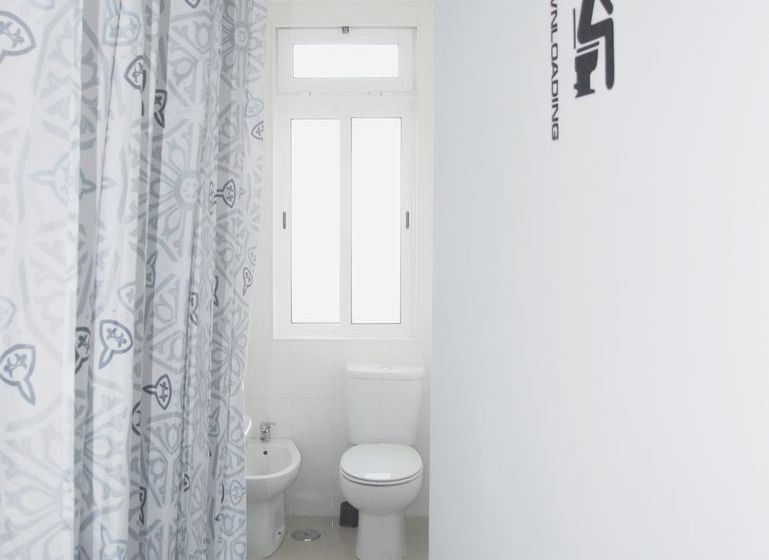 Fly To Lisbon Hostel