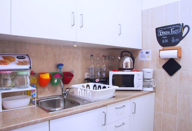 Fly To Lisbon Hostel