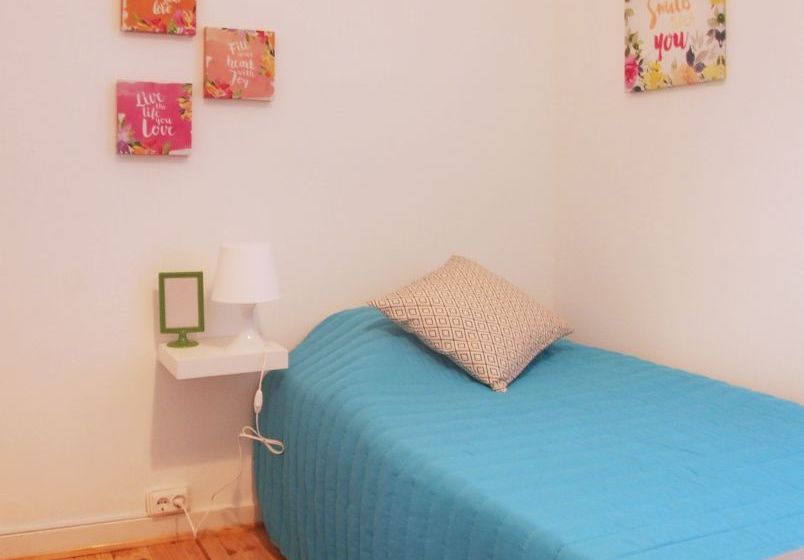 Fly To Lisbon Hostel