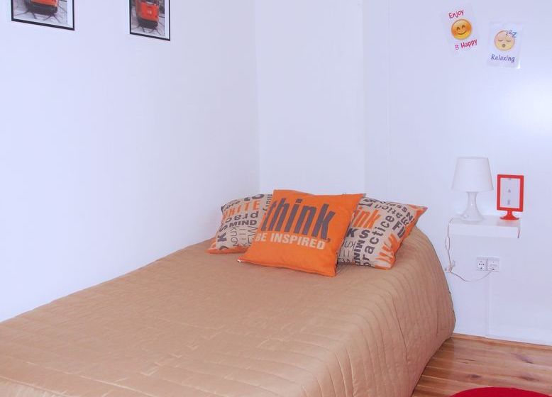 Fly To Lisbon Hostel