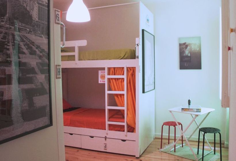 Fly To Lisbon Hostel