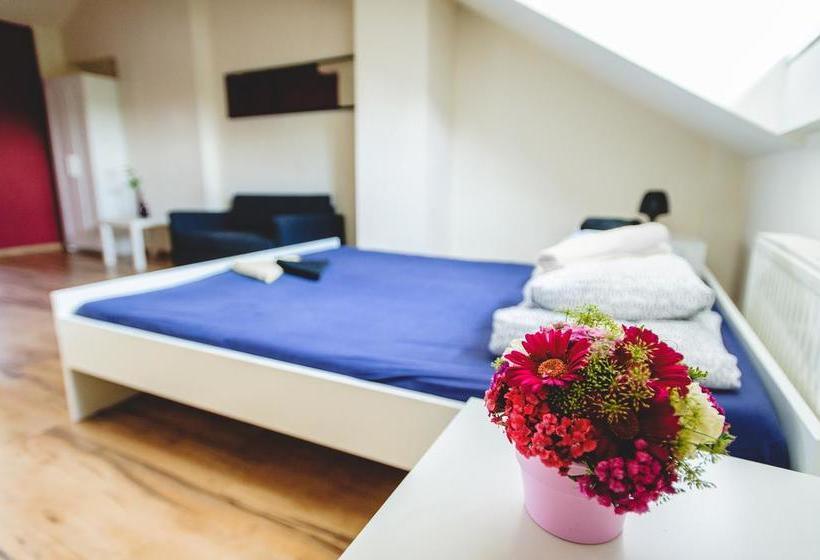 בית מלון כפרי Good Bye Lenin Revolution Krakow - Hostel