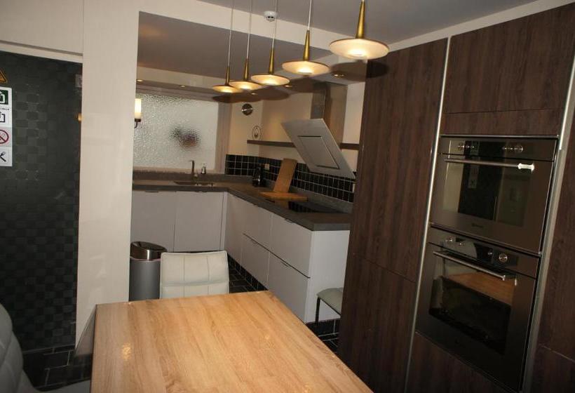 J And R Brussels City Apartment