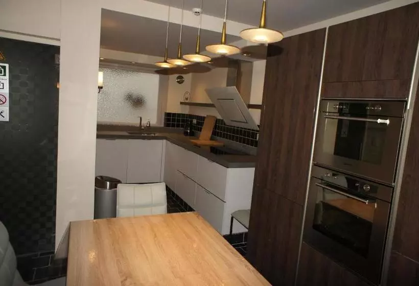J And R Brussels City Apartment