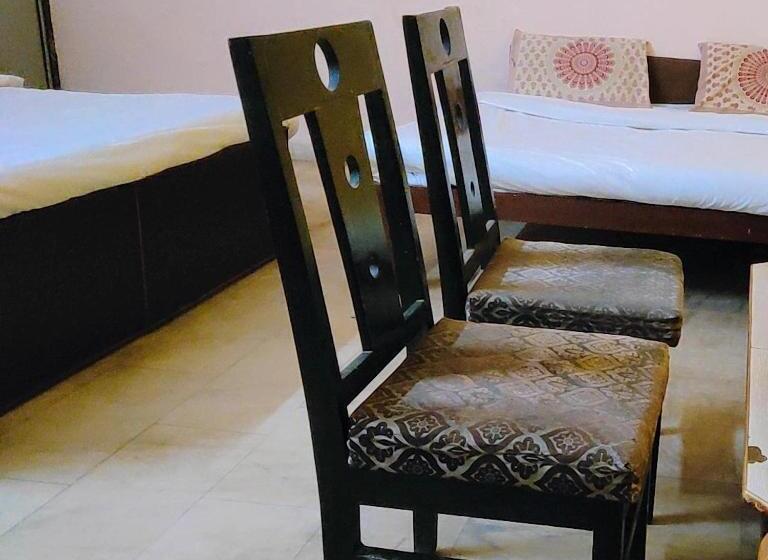 هتل Castle Home Stay