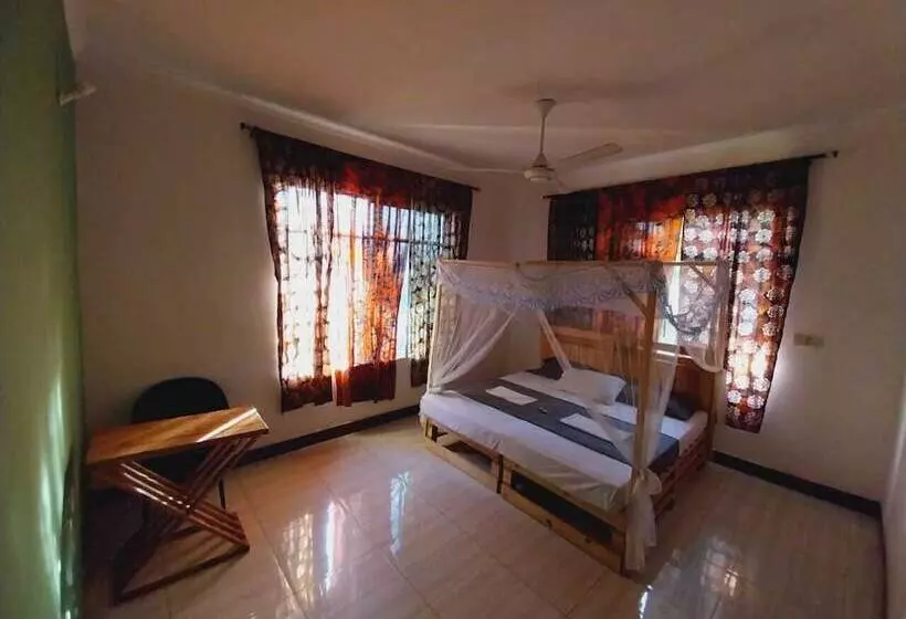 تختخواب و صبحانه L&j Modern Backpackers Kigamboni