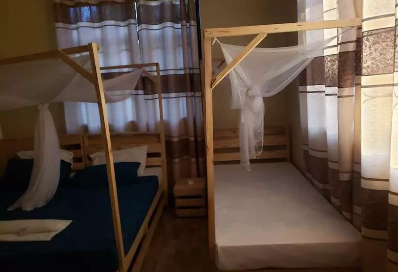 تختخواب و صبحانه L&j Modern Backpackers Kigamboni