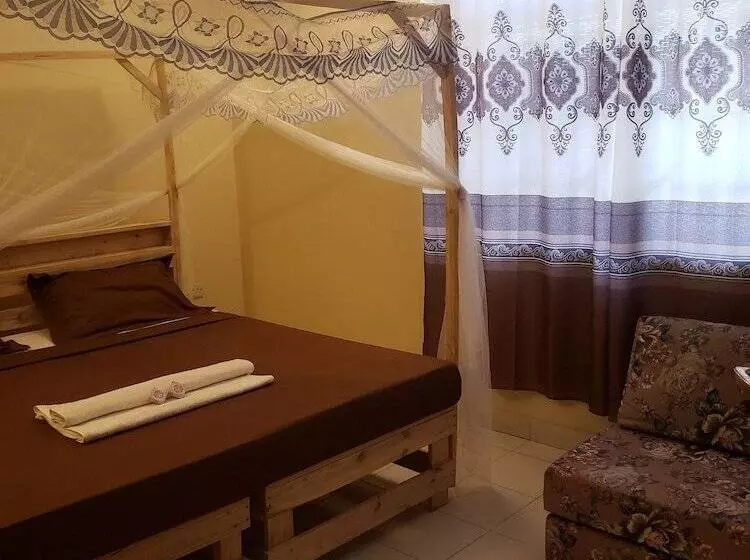 تختخواب و صبحانه L&j Modern Backpackers Kigamboni