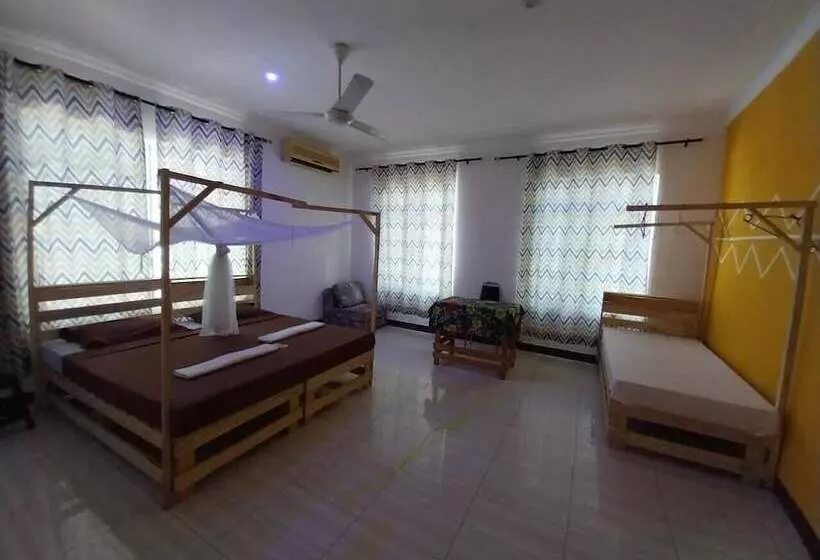 تختخواب و صبحانه L&j Modern Backpackers Kigamboni