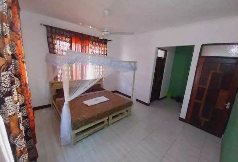تختخواب و صبحانه L&j Modern Backpackers Kigamboni