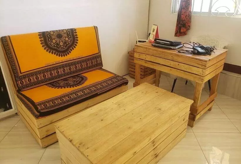 تختخواب و صبحانه L&j Modern Backpackers Kigamboni