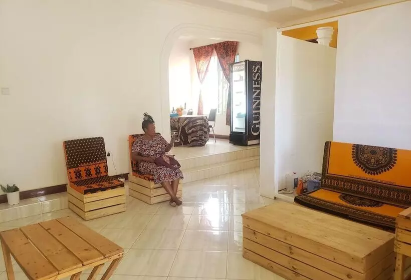 تختخواب و صبحانه L&j Modern Backpackers Kigamboni