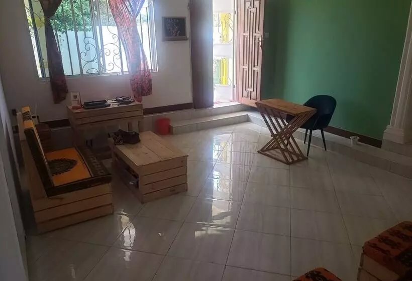 تختخواب و صبحانه L&j Modern Backpackers Kigamboni
