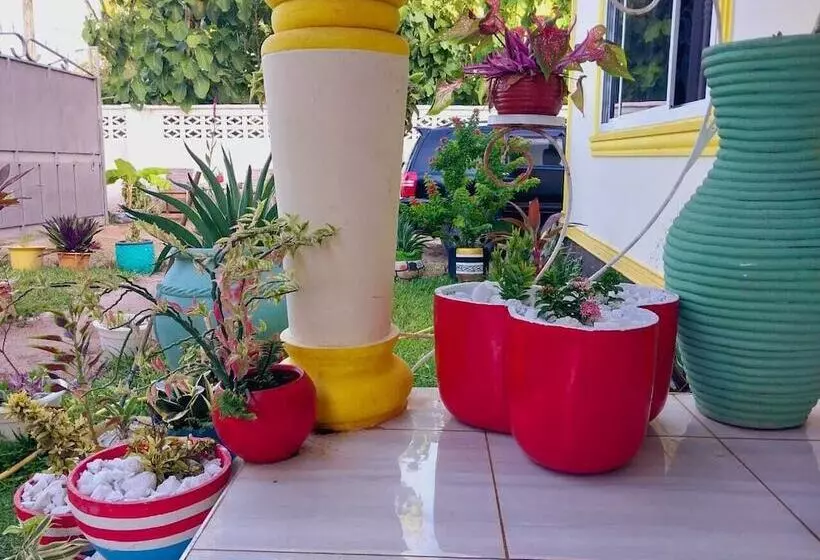 تختخواب و صبحانه L&j Modern Backpackers Kigamboni