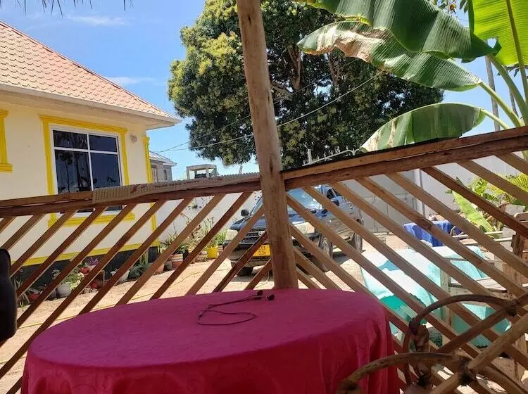 تختخواب و صبحانه L&j Modern Backpackers Kigamboni