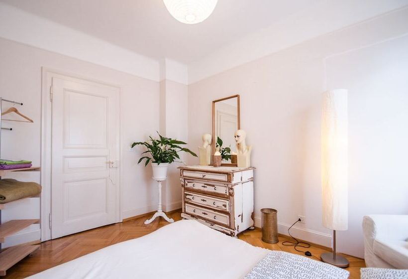 Vandrarhem Villa 12 Guesthouse