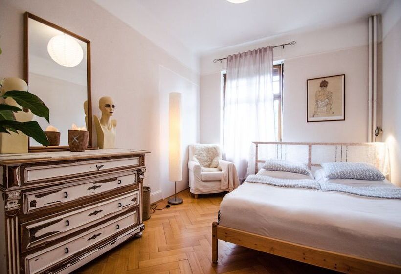 Vandrarhem Villa 12 Guesthouse