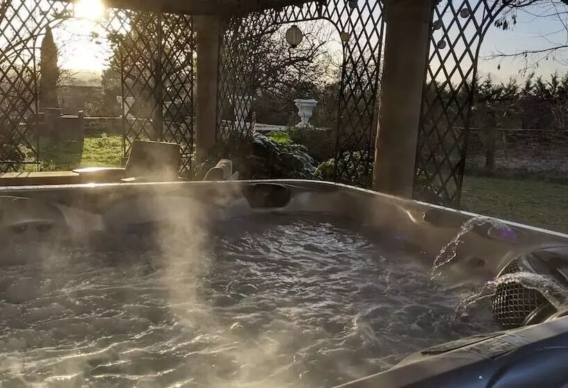 Aamiaismajoitus (B&B) Domaine Les Feuillants