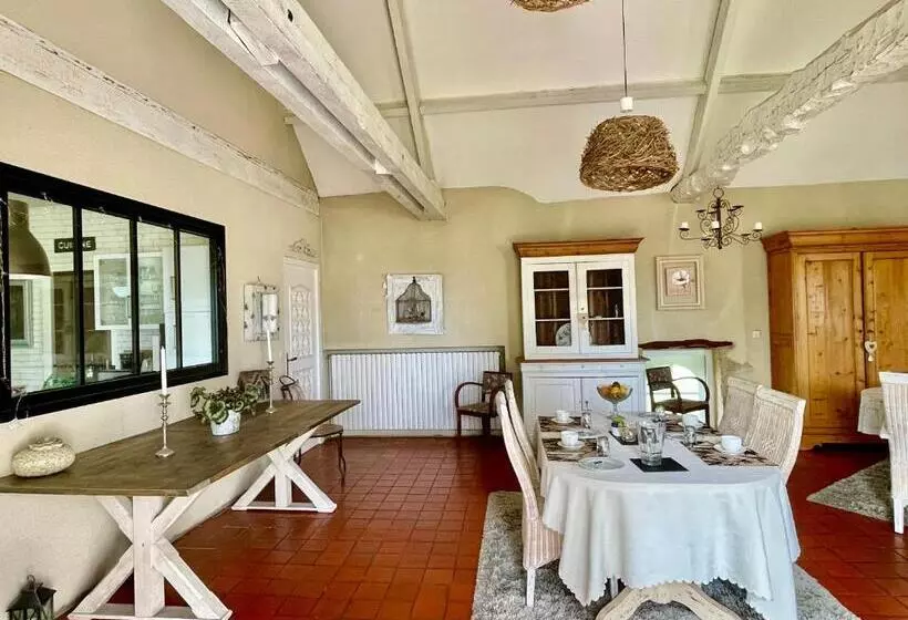 تختخواب و صبحانه La Naomath Maison D Hôtes, Hébergement Insolite & Gîte