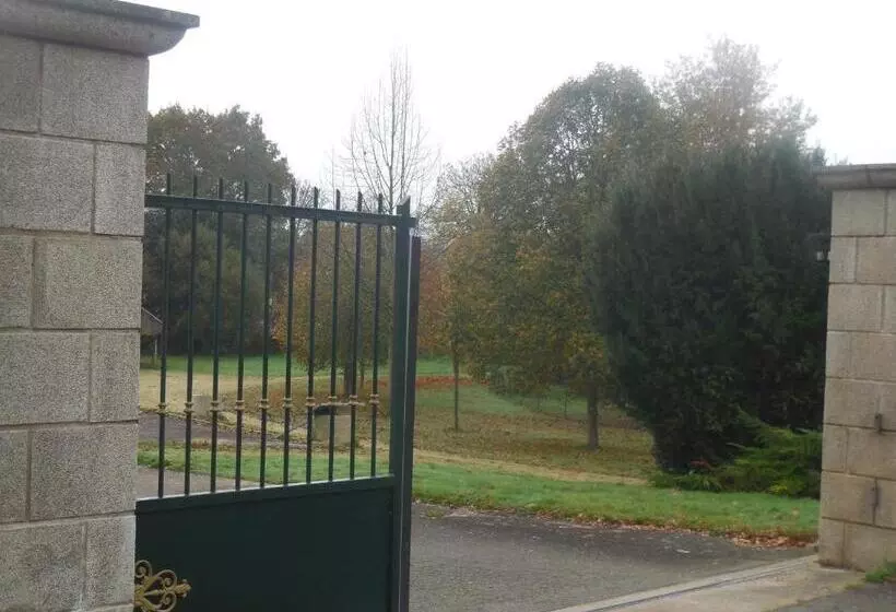 Hotelli Au Relais De L Oust