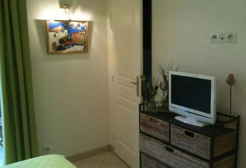 تختخواب و صبحانه La Villa Antalya