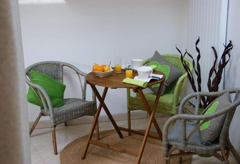 تختخواب و صبحانه La Villa Antalya