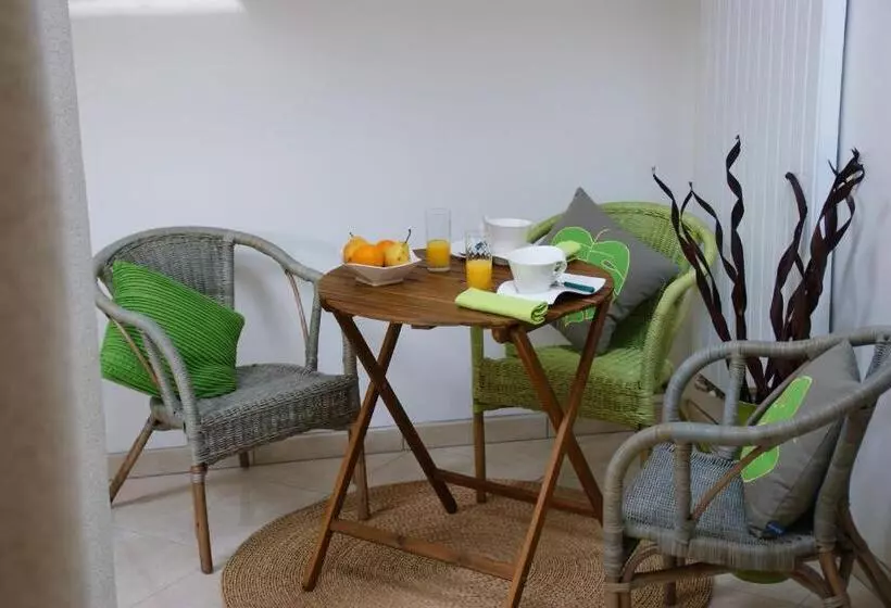 تختخواب و صبحانه La Villa Antalya