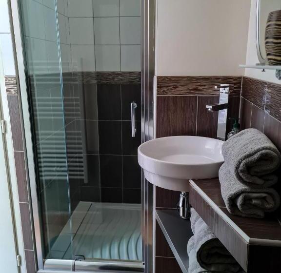 تختخواب و صبحانه Lyon Faubourg   Saint Priest