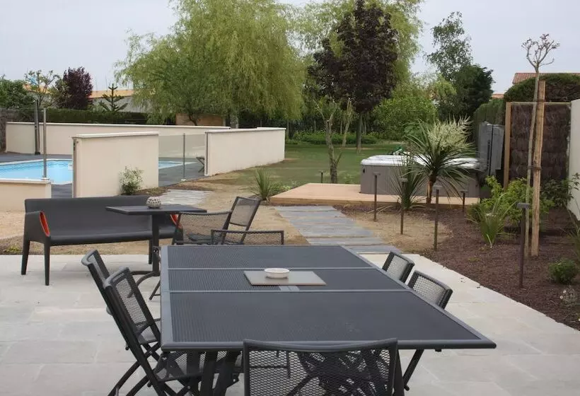 تختخواب و صبحانه Maison Marie Barrault
