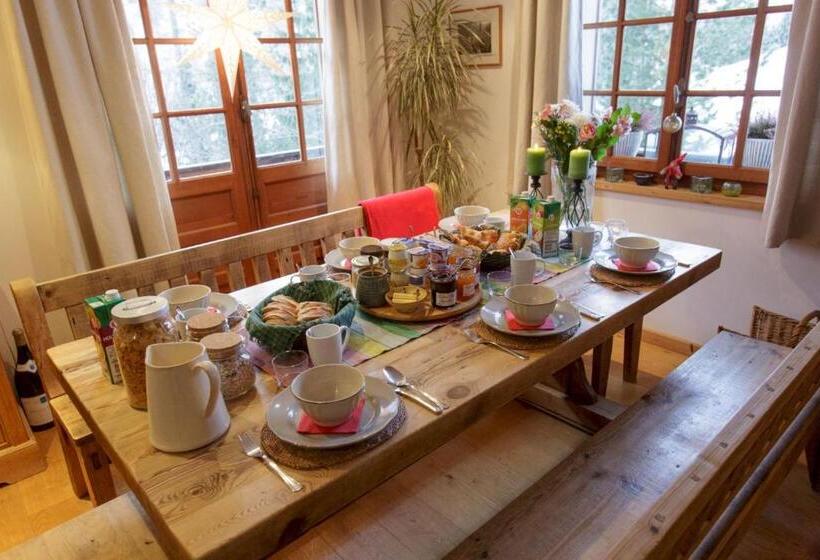 تختخواب و صبحانه The Guest House