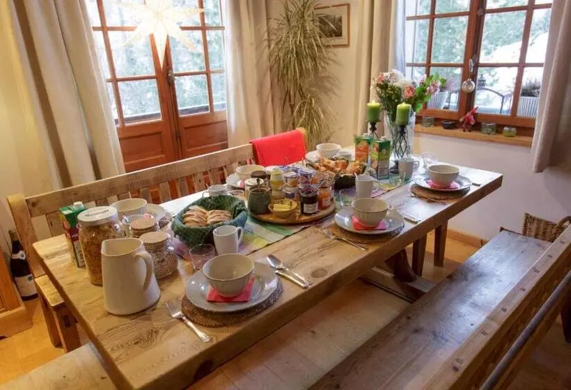 تختخواب و صبحانه The Guest House