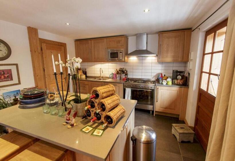 تختخواب و صبحانه The Guest House