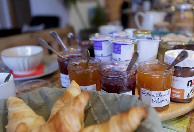 تختخواب و صبحانه The Guest House