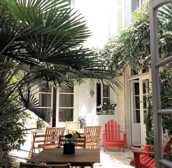 تختخواب و صبحانه Vue Sur Cour