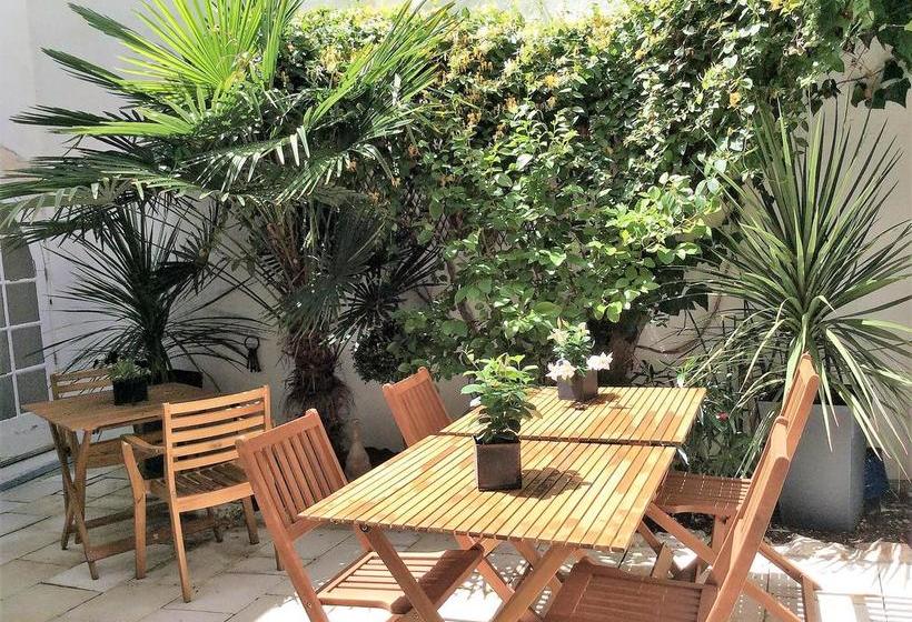 تختخواب و صبحانه Vue Sur Cour