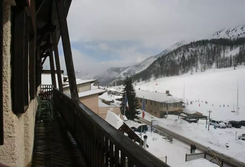 هتل Chalet Hôtel La Rafale