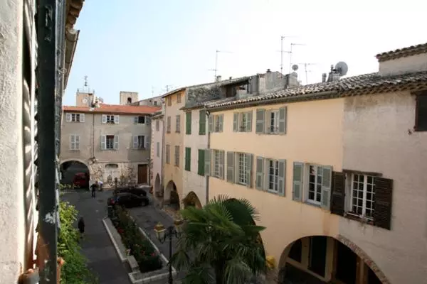 Hotelli Hôtel Les Arcades