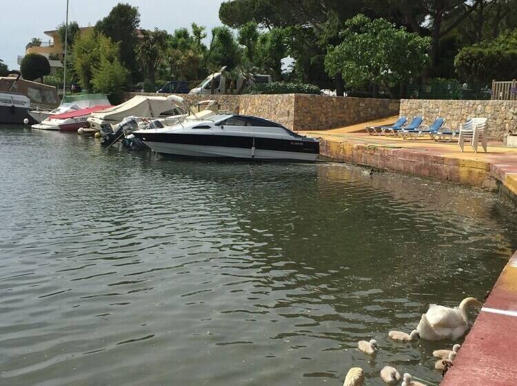 استراحتگاه Camping Les Cigales