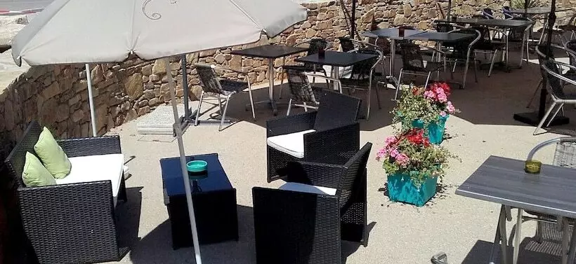 Hotelli Logis Hôtel Restaurant L Oustal