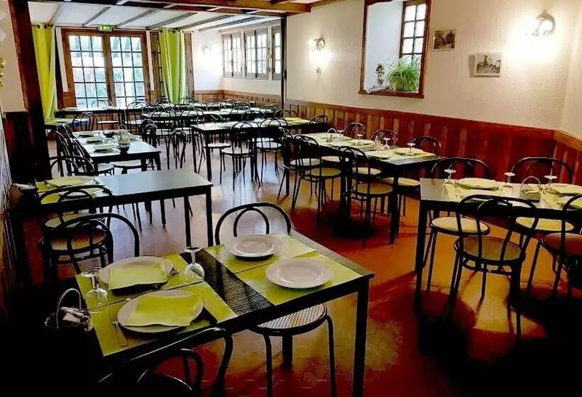 Hotelli Logis Hôtel Restaurant L Oustal