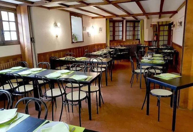 Hotelli Logis Hôtel Restaurant L Oustal