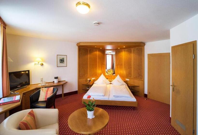 Hotelli Gasthof Zum Weyssen Rössle