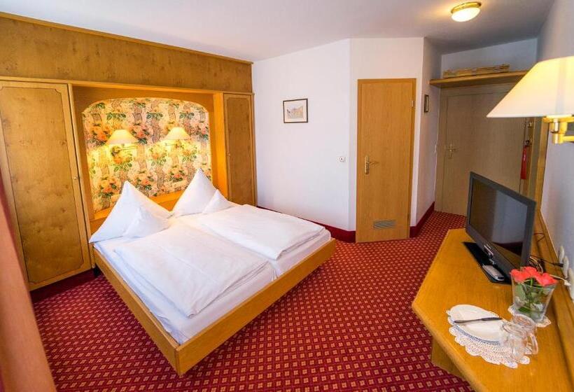 Hotelli Gasthof Zum Weyssen Rössle