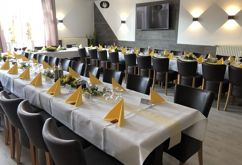 Отель Am Rathaus Adii