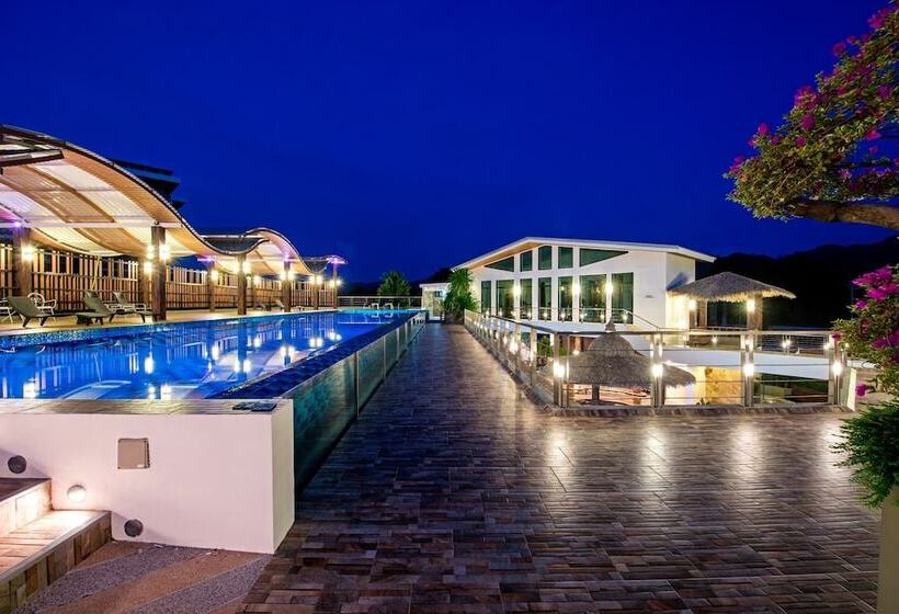 בית מלון כפרי Chalong Miracle Lakeview