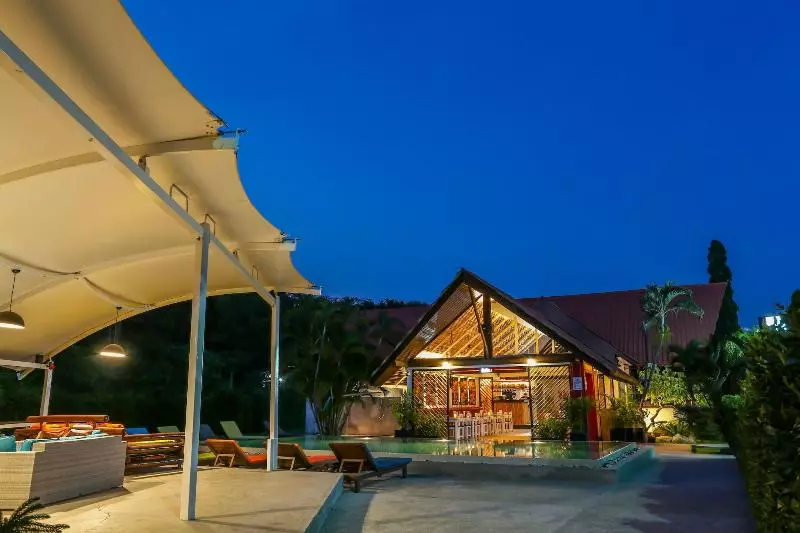 هتل Naiharn Beach Resort   Sha Plus Extra